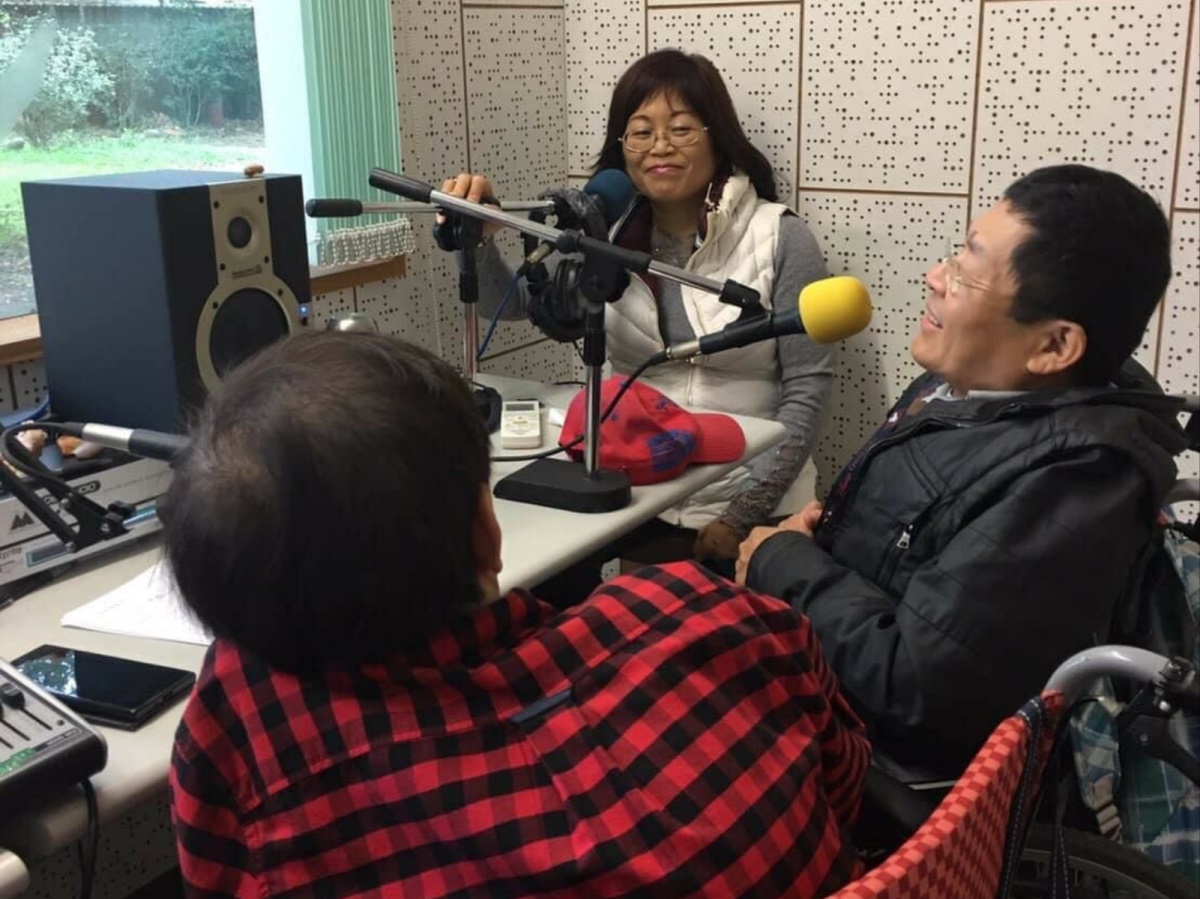 劉銘先生在復興廣播電台，訪問來自美國的身障夫妻